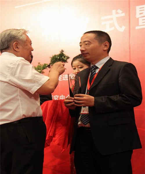 司法部副部长肖建章为张智勇刑事律师颁奖